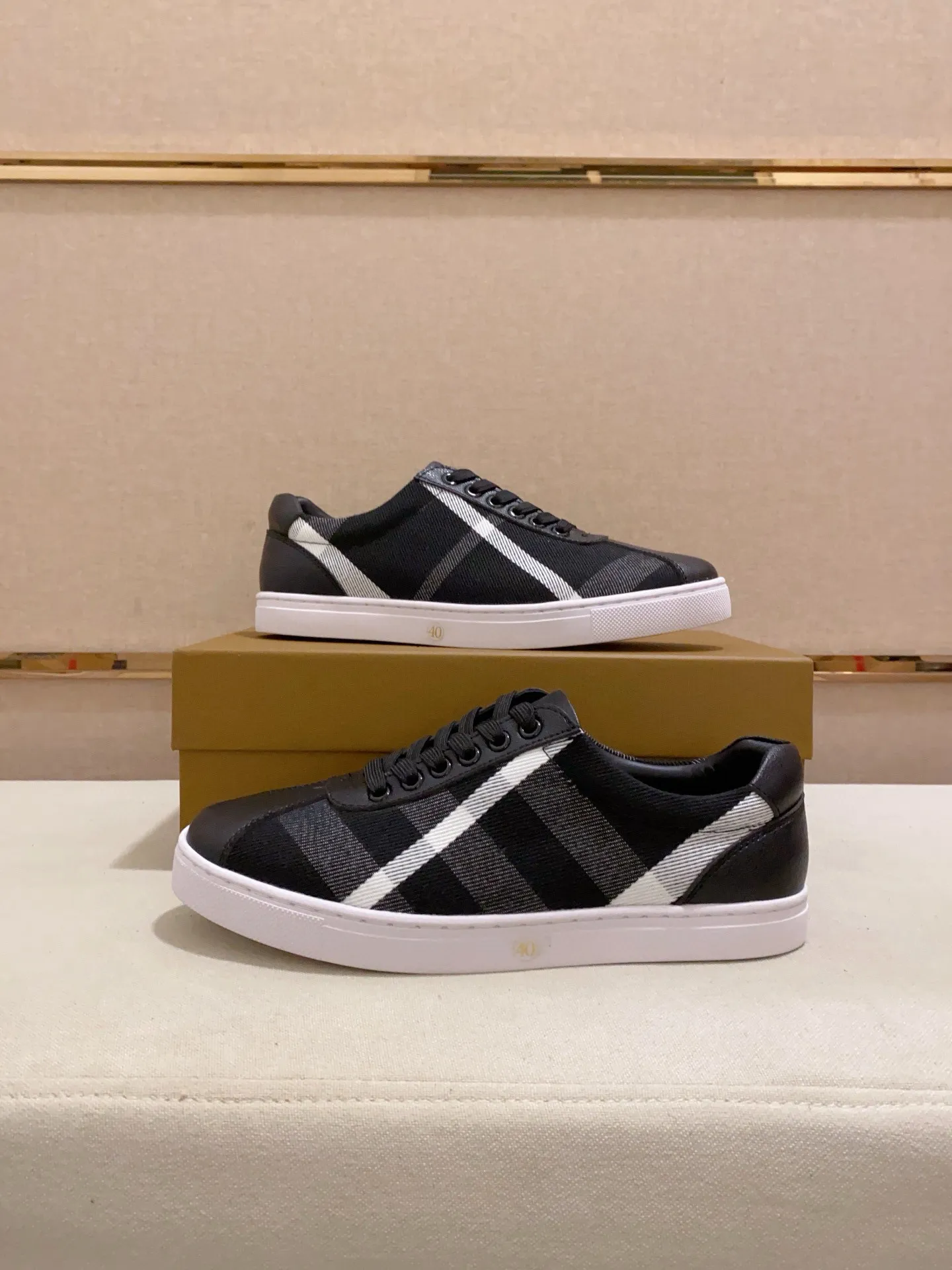 Men's shoes 💰: 400💰🥳◾️▫️The new Burberry men's classic low-top sneakers are reinterpreted with Vintage retro plaid cotton material and calfskin, decorated with a new brand logo. First-layer sheepskin lining, embossed Burberry logo on the heel, and original TPU outsole! Code number: 38-44. Can be customized45